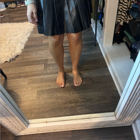 Woman’s Black faux pleated leather skirt - Picture 4 of 9